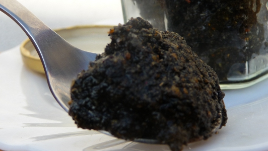 deser ziołowy czarny słoik